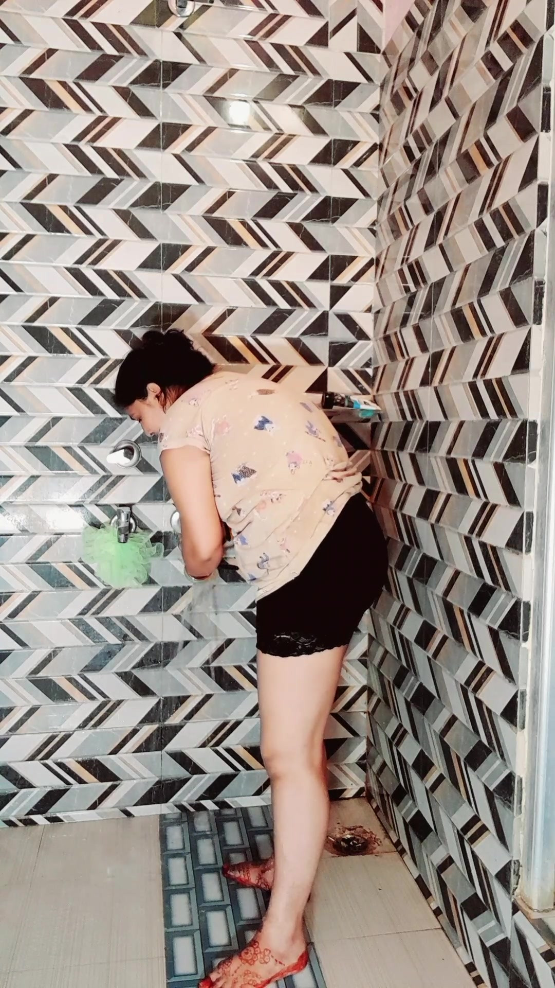 Puja Bhabhi浴室シーンDesi妻