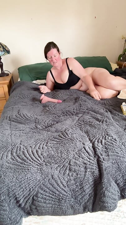 Mauvaise fille originale à la maison seule à la maison, sexy et prête à se sentir excitée et prête pour une séance de plaisir huilée