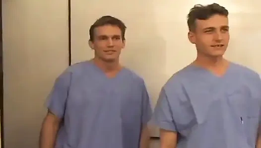 Mükemmel esmer hatun birkaç doktor tarafından sikiliyor