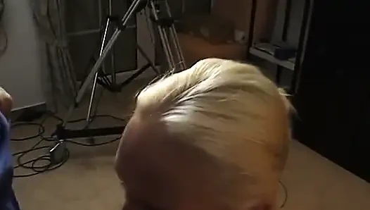 Blonde milf lutscht einen riesigen schwanz, während der junge sie filmt