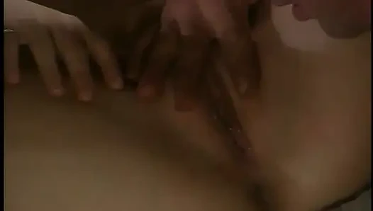 Blondine mit rasierter muschi von muskulösem hengst auf Couch indoors in der Nacht gefickt