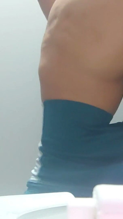 Perverteert plaatst een amateurcamera om op te nemen in het gymbadkamer | Clip 2