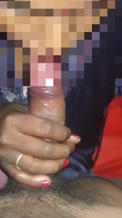 Desi Bhabhi lutscht meinen Schwanz und nimmt ihn tief in ihren Hals. Endlich kommt sie in ihren Mund. | Clip 1