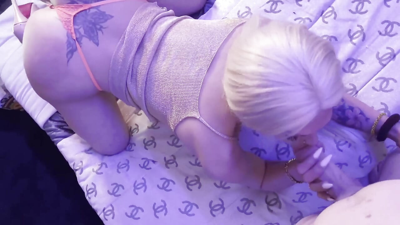 ブロンドのトランスラテンがActorfabの射精を飲み込む