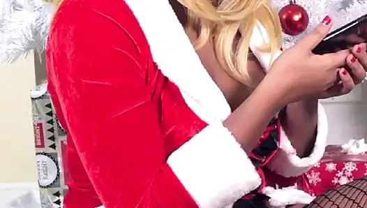 Сексуальная Nina Rivera играет со своей киской и сосет хуй Don Whoe под елкой