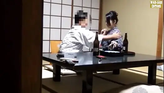 Соблазнение после работы горячего источника обслуживающего лица, захваченного в приватной комнате сессии - сцена.1