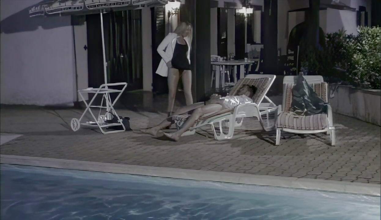 그녀는 남자친구에게 구강성교를 해주면서 친구와 섹스를 한다