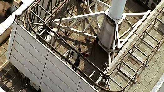 Зрелую брюнетку широко растянули в грязной анальной сессии долбежки