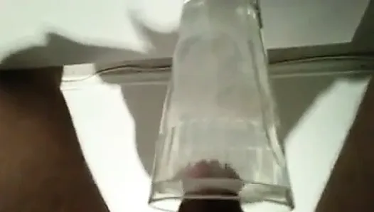 Grosse éjaculation dans un verre rempli d&#39;eau