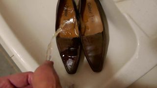 Sikanie w brązowych butach roboczych żony
