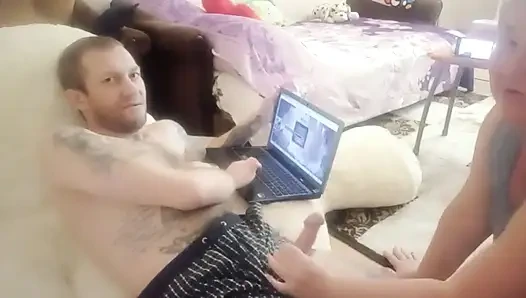 Я играю на компьютере, мне подрочили и отсосали