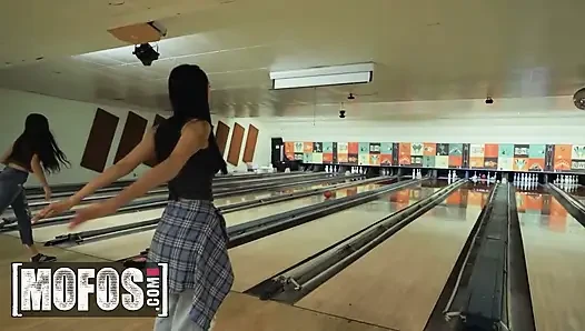MOFOS - Cewek Berambut Cokelat Nakal Gaby Ortega Mengubah Malam Bowling Menjadi Sesi Ngentot Publik yang Mesum