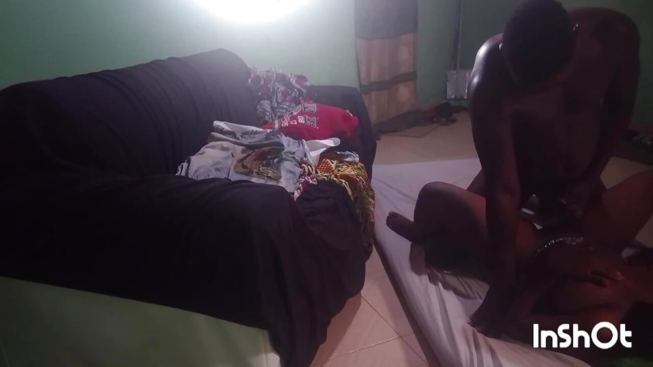 Aku sendirian di rumah ketika seorang gadis asing datang untuk menawarkanku seks