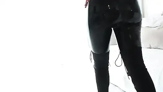 Большие сиськи в латексе комбинезон и высокие каблуки