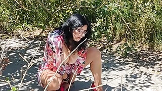 أكثر من 50 جميلة ناضجة تستمني في الهواء الطلق