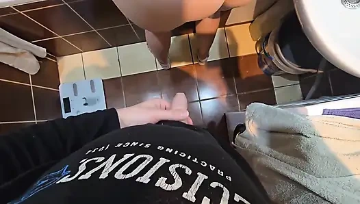 Возбужденный Муж Застукал Свою Жену, Моет Ее Волосы В Ванной И Трахнул Ее