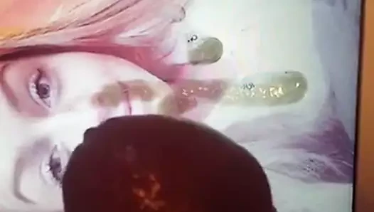 Adam birkaç dakika boyunca bana boşalıyor ve masturbasyon yapıyor!