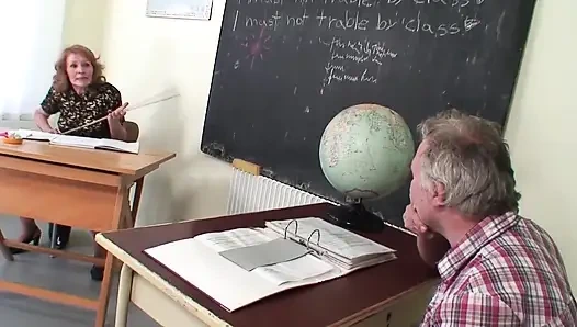 Yanlış bir şey yaptığı zaman şaplak yiyor