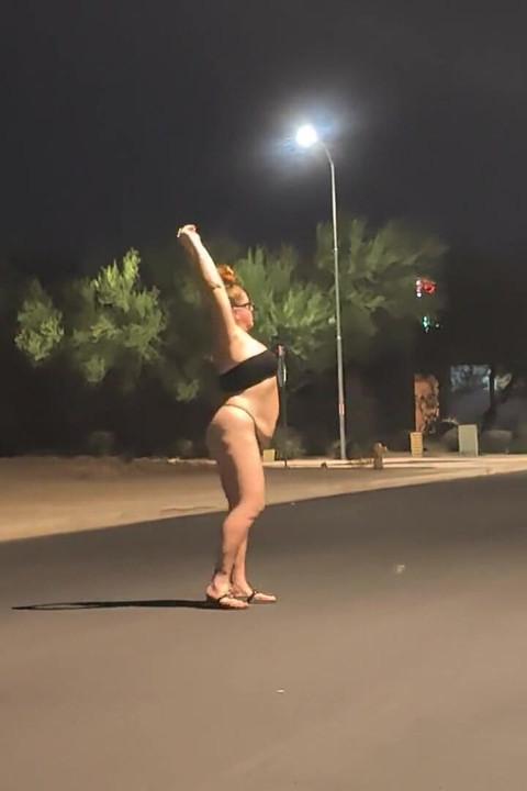 ¡debajo De Las Luces De La Calle!