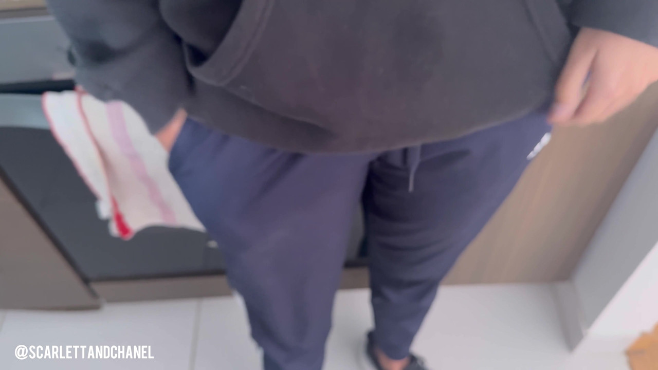 フードデリバリー - 無邪気な女性は、ピザの代金をすでに支払ったことを知りません!!