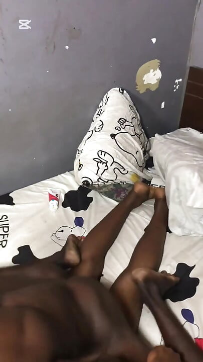 เพื่อนวิทยาลัยของฉันมาเยี่ยมฉันและยินดีต้อนรับเขาด้วยควยของฉัน