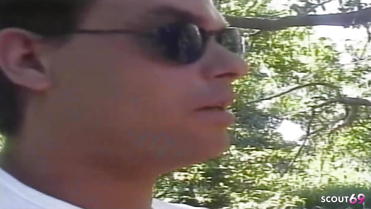 男人偷偷会见了一个变性人并在户外操她的菊花