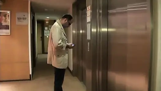 С завязанными глазами в гостиничном номере