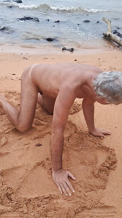 Ladysilva nago na plaży pokazuje swoją wielką, seksowną, opaloną dupę z linią od bikini