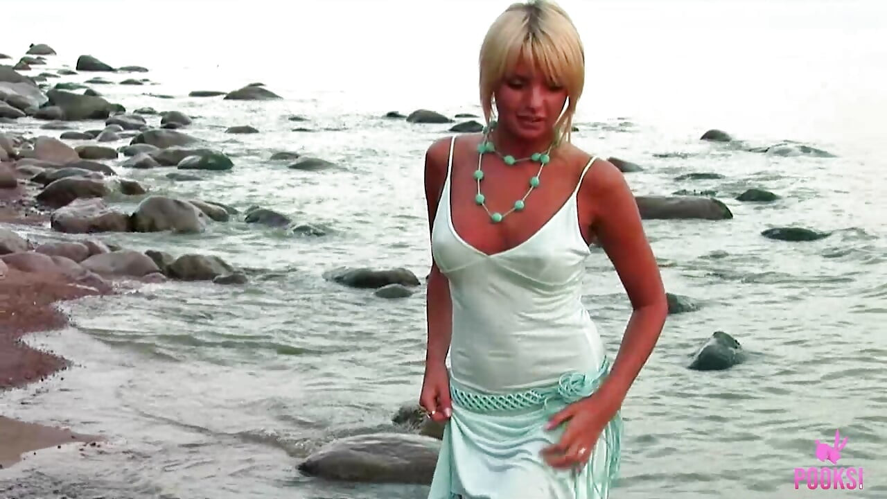 ¡El vestido de verano de Carmen H se agarra mientras frota su coño mojado en la playa de arena!