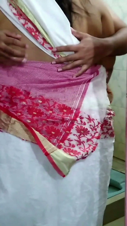 Aditi叔母が隣人の少年が来てブラジャーなしで服を洗って彼女を犯した-巨乳インド人35歳Desi 4k | クリップ 2
