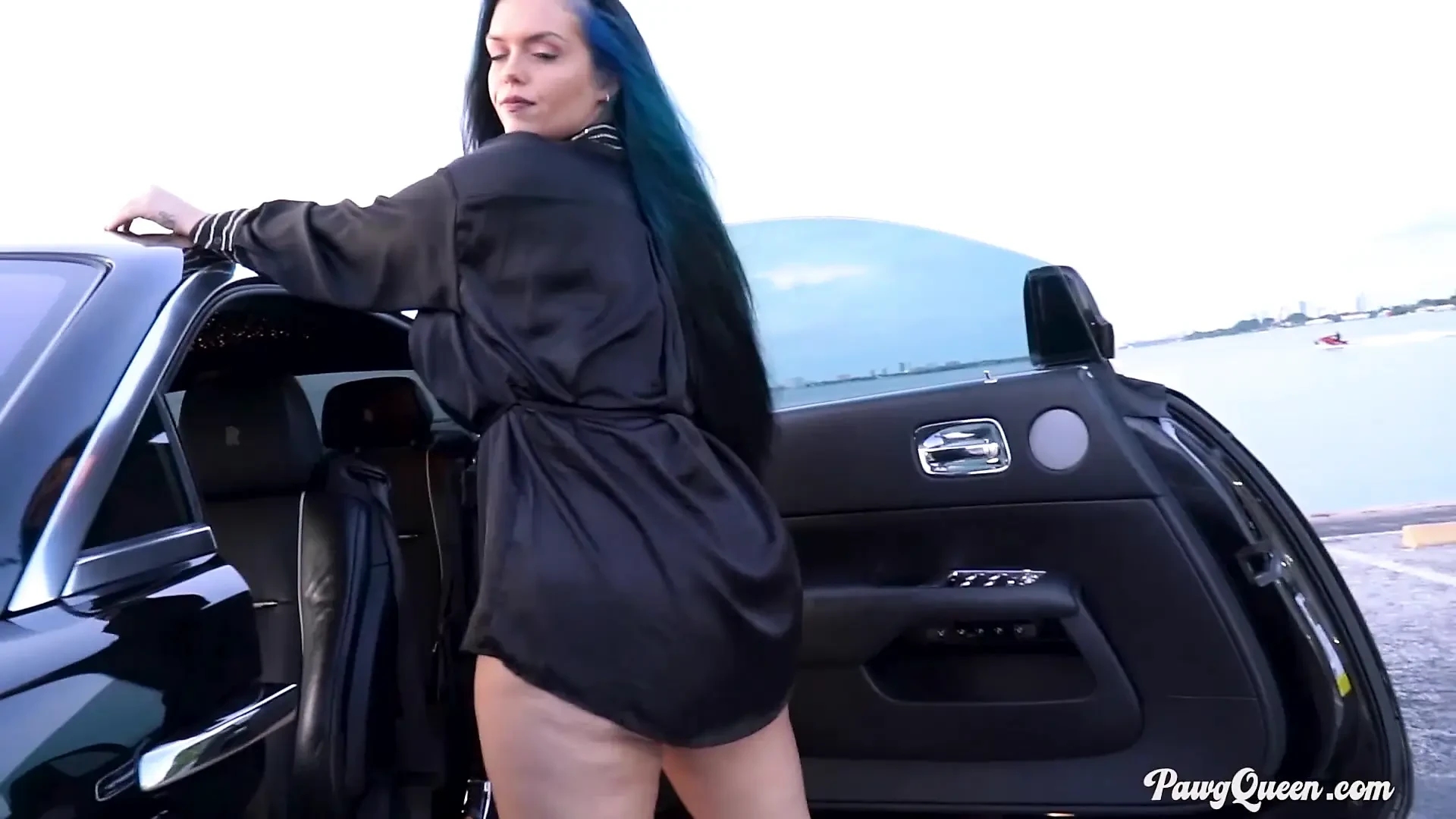 Pawgqueen Ryan在劳斯莱斯上微笑抖动