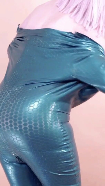 Kiefer-fallender moment aus "Wie man latex-catsuit trägt, arya Grander kostenloses video"
