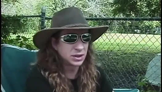 Büyük memeli esmer şapkalı bir adamdan anal seks yapıyor ve gırtlağından sikiliyor