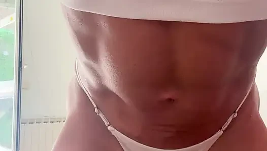 Tante seksi ini lagi asik ngentot memek beceknya di pinggir meja sampai orgasme