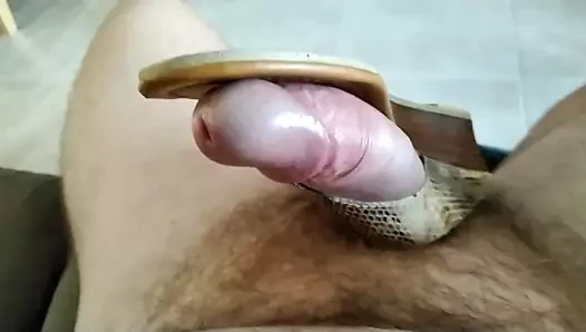 Zabavljam se sa seksi sandalama mog prijatelja. Drkanje sandalama i cumshot. Već sam njušio i lizao ih.