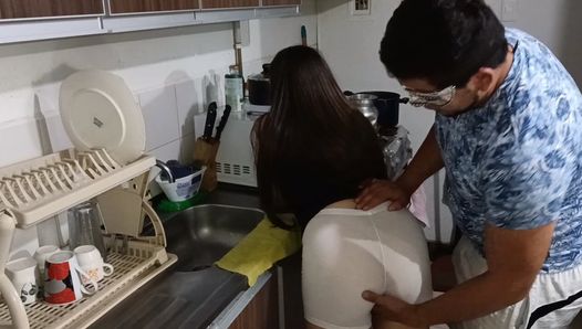 Hindo latina meia-irmã fode com seu primo na cozinha porra na boca e come porra