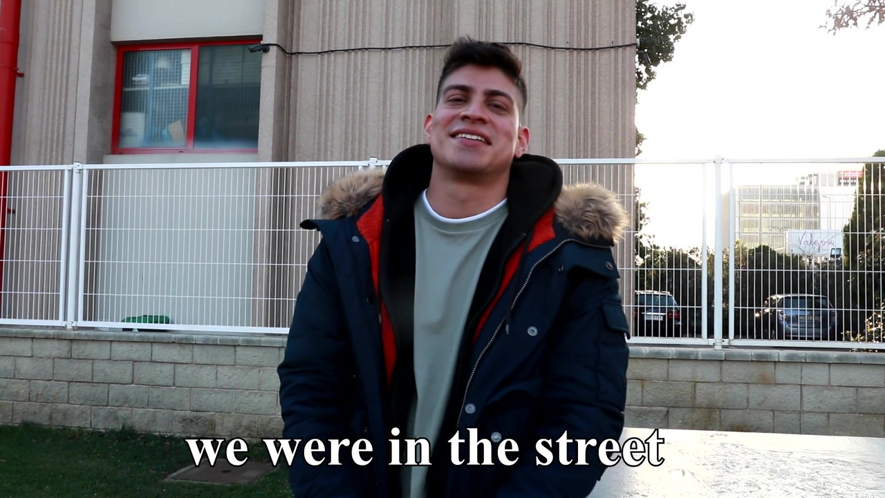 Annie在街上被抓