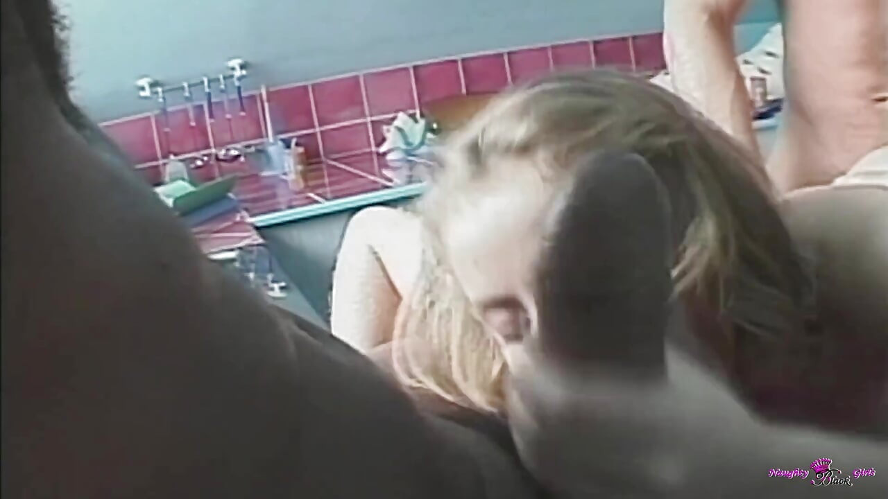 Ξανθιά παίρνει βαθιά πίπα σε ένα μεγάλο μαύρο πούτσο και γαμάει το μουνί και το πρωκτικό της σε ένα σκληρό τρίο.