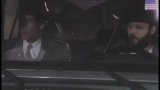 Грудастой блондинке трахают пальцами очко и засовывает киску у бассейна