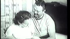 Morena con curvas follada por el coño en un video hardcore vintage