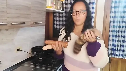 Üvey anne üvey kızının erkek arkadaşı tarafından mutfakta sikiliyor