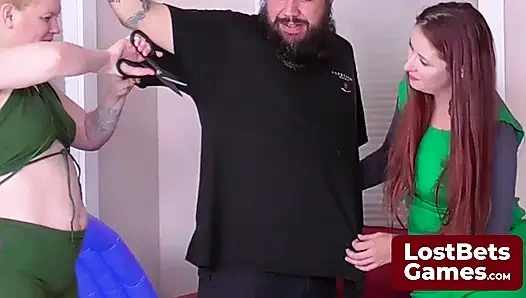 Vincent yüksek kart oyunu için seksi veteriner Julie ve Belle'e katılıyor