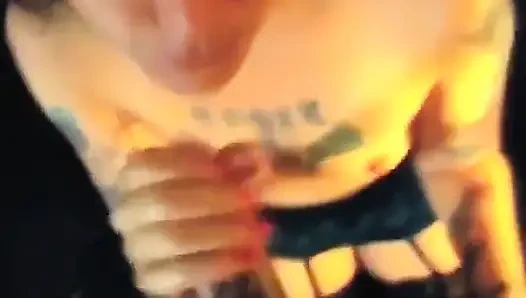 Mike si cewek bertato lagi asik nyepong sampai tenggorokan