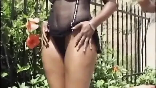 Pasangan seksi kulit hitam beraksi... seks di taman