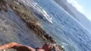 Oude man seks in de zee
