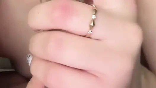 Saftiges orgasmusfick mit gummi-dildo