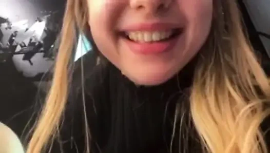 Jucielussie isst öffentlich hosen, einkaufen