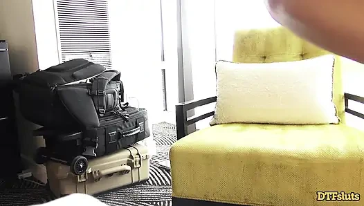 Doğmuş çıplak kalın götlü latin Kat Dior pencerenin önünde azdırıyor, biniyor ve sert sikişiyor