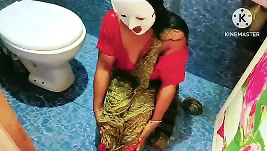 Desi geiles mädchen badet verführerisch mit Sari und roter Bluse - muss man sehen volles video