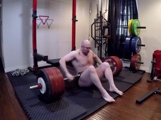 Hombre gay calvo con gafas hace un gran entrenamiento sexy